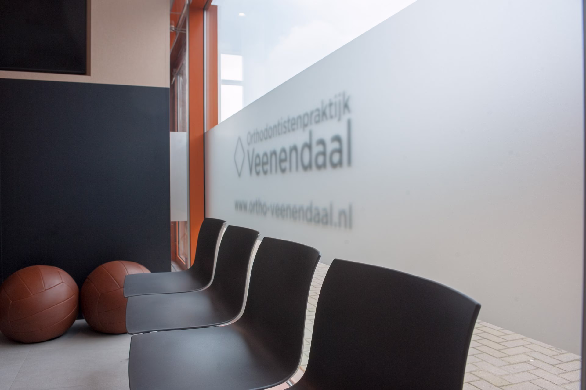 Stoelen en raambestickering van Orthodontistenpraktijk Veenendaal